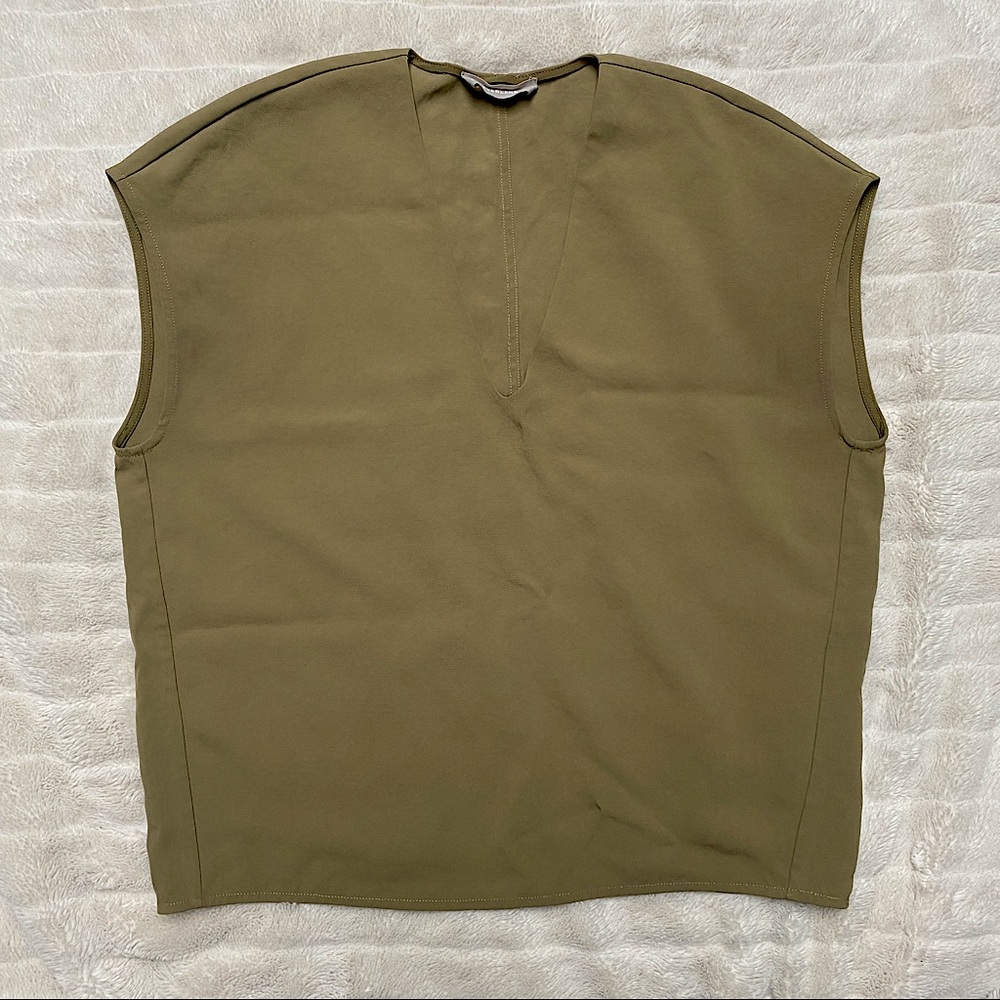 Everlane Japanese GoWeave v-neck tee in olive green, size 4